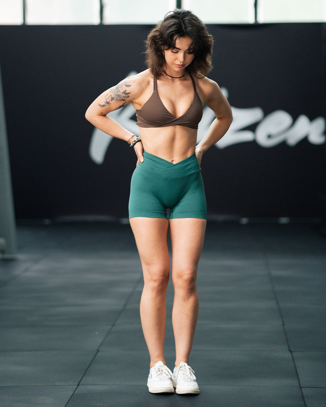 SEAMLESS V-WAIST SHORTS
