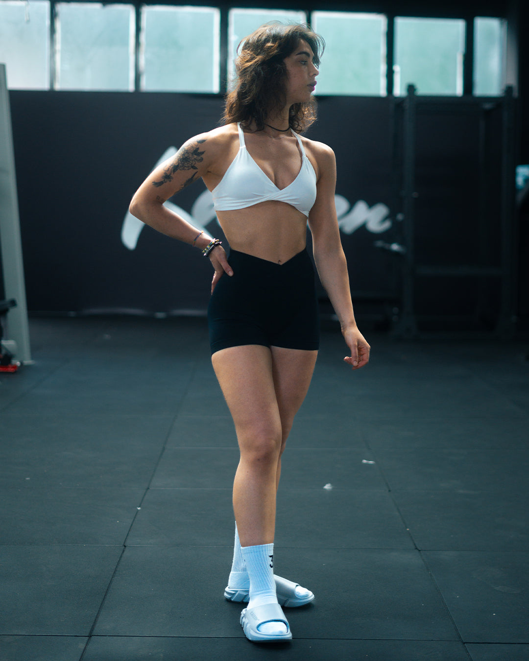 SEAMLESS V-WAIST SHORTS