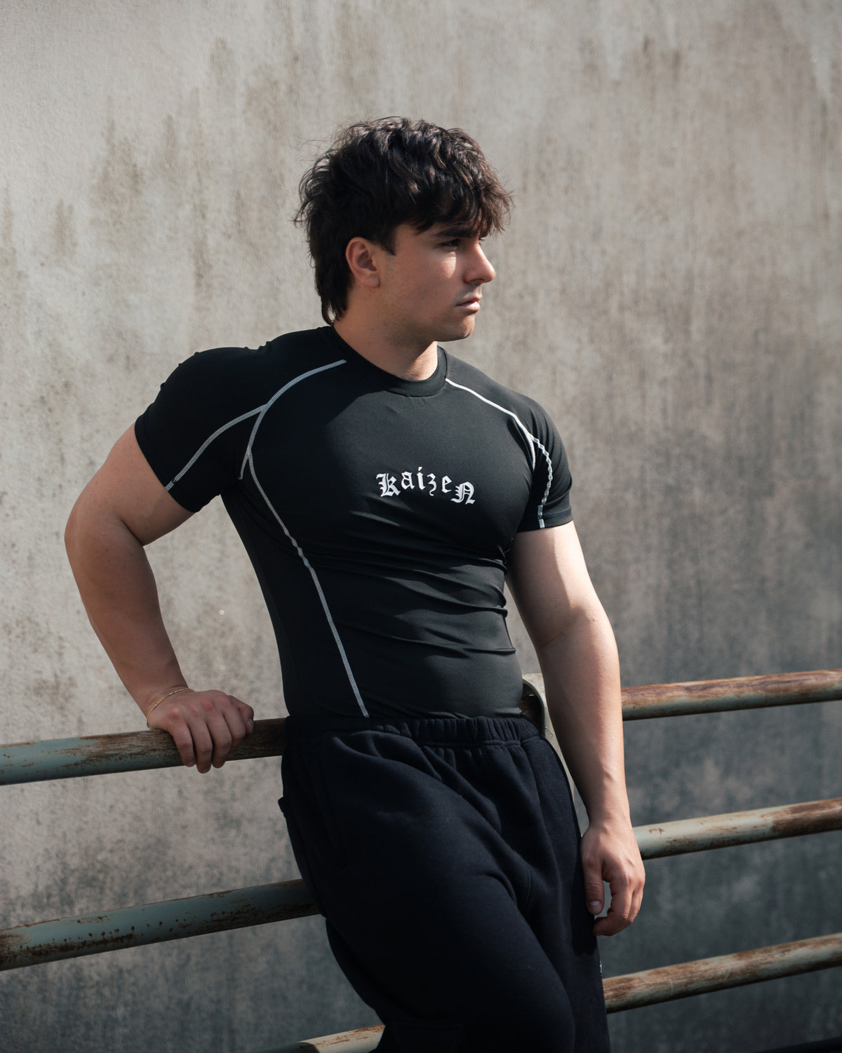 SHORTSLEEVE COMPRESSION T-SHIRT - CONTRAST STITCH / BLACK
