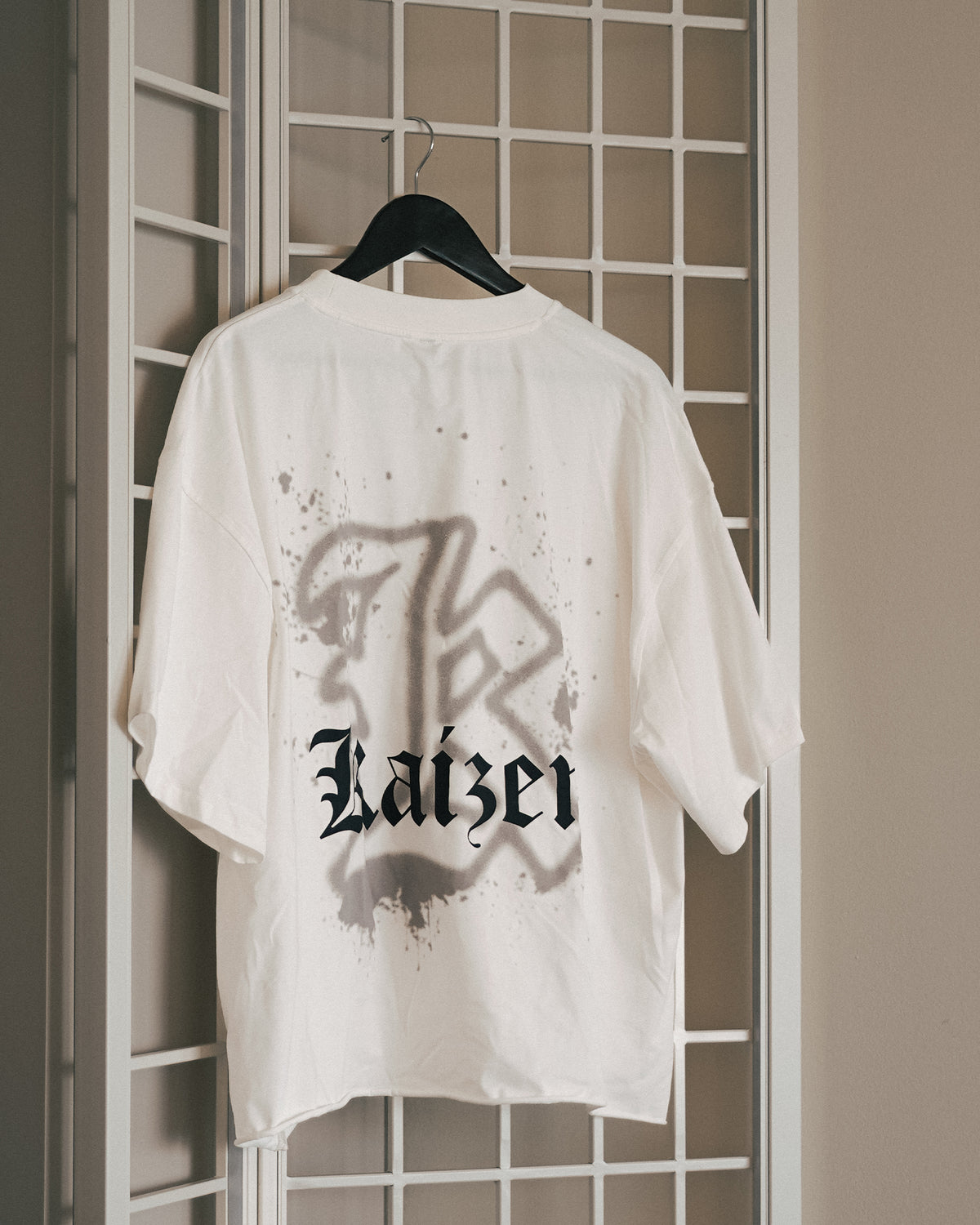 ROUGH CUT CROPPED OVERSIZE T-SHIRT - SPRAY PAINT / WHITE